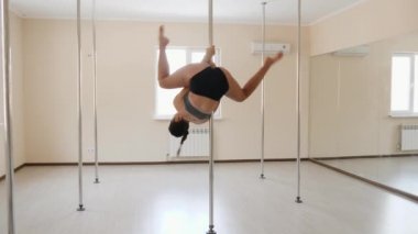 Genç seksi kadın eğitim poledance fitness egzersiz kız kapalı germe.
