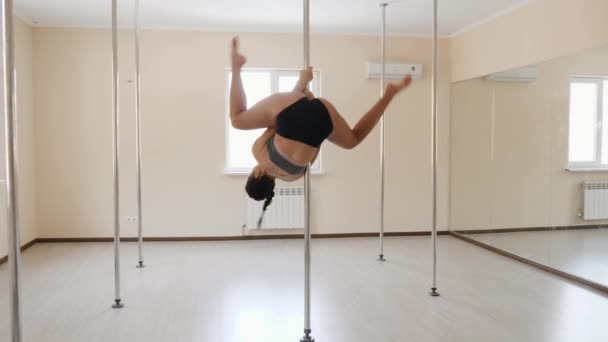 Joven sexy mujer entrenamiento poledance fitness ejercicio chica estiramiento en interiores . — Vídeo de stock