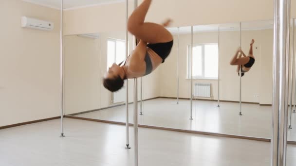 Joven sexy mujer entrenamiento poledance fitness ejercicio chica estiramiento en interiores . — Vídeos de Stock