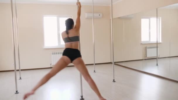 Jeune femme sexy formation poledance fitness exercice fille étirement à l'intérieur . — Video