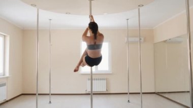Genç seksi kadın eğitim poledance fitness egzersiz kız kapalı germe.