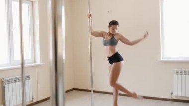 Genç seksi kadın eğitim poledance fitness egzersiz kız kapalı germe.