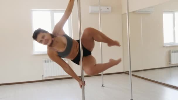 Młoda kobieta sexy szkolenia poledance fitness dziewczynka rozciąganie w pomieszczeniu. — Wideo stockowe