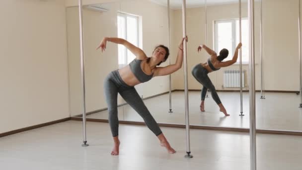 Junge sexy Frau trainiert Poledance Fitness-Übung Mädchen Stretching in Innenräumen. — Stockvideo