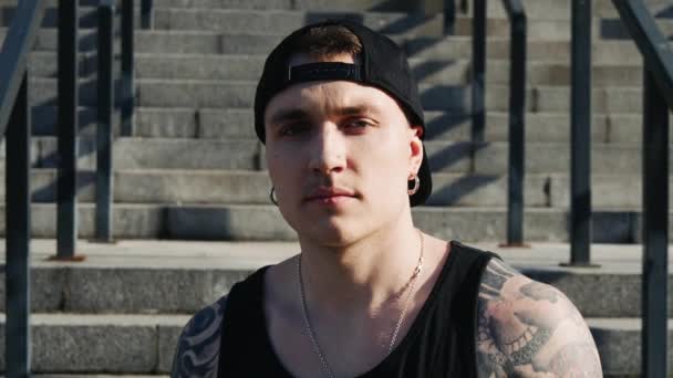 Porträtt av modern hip hop street dansare hipster mannen med tatuering tittar in i kameran — Stockvideo