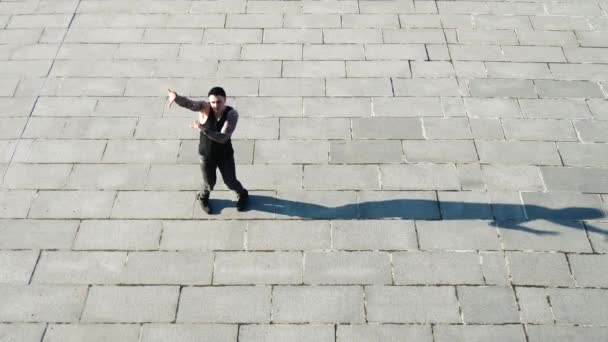 Contemporâneo hip hop dançarino de rua hipster homem com tatuagem funky urbano dança freestyle na cidade — Vídeo de Stock