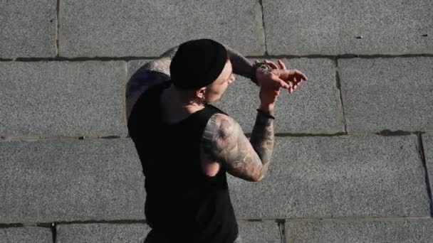 Hip hop contemporain danseur de rue hipster homme avec tatouage funky danse urbaine freestyle dans la ville — Video