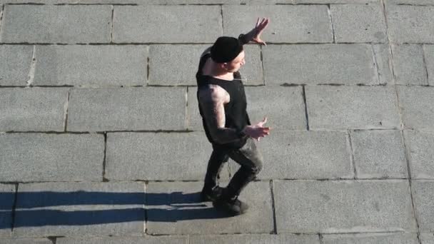 Hip hop contemporain danseur de rue hipster homme avec tatouage funky danse urbaine freestyle dans la ville — Video