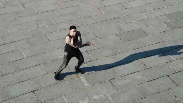 Hedendaagse hiphop straat danser hipster man met tattoo funky stedelijke dansende freestyle in de stad — Stockvideo