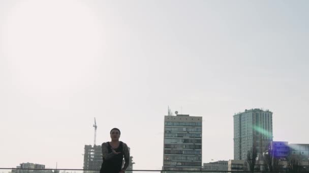 Contemporâneo hip hop dançarino de rua hipster homem com tatuagem funky urbano dança freestyle na cidade — Vídeo de Stock