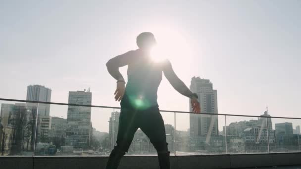 Hip hop contemporain danseur de rue hipster homme avec tatouage funky danse urbaine freestyle dans la ville — Video