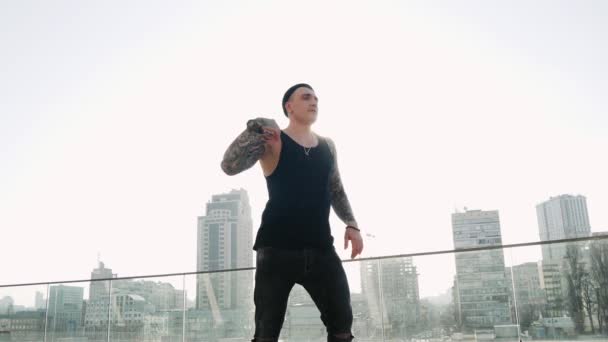 Современный хип-хоп уличный танцор хипстер с татуировкой вольный городской танец фристайл в городе — стоковое видео