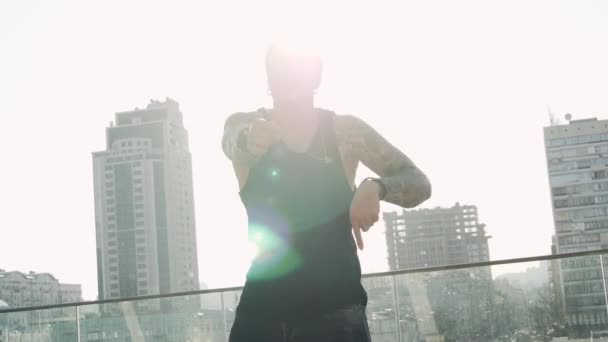 Сучасний хіп-хоп вуличний танцюрист хіпстер чоловік з татуюванням фанк міський танцювальний фрістайл у місті — стокове відео
