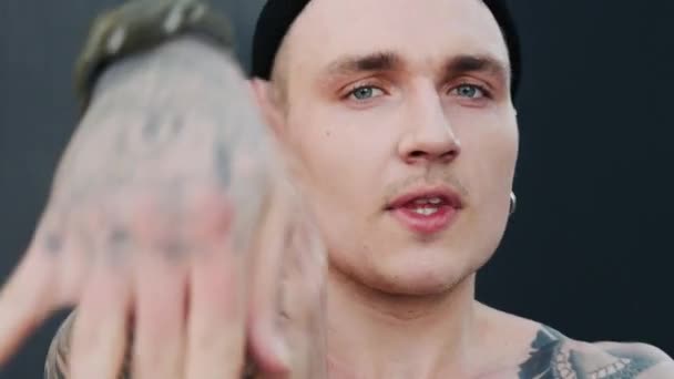 Modern hip hop street dansare hipster mannen med tatuering funky urban dansar freestyle i staden — Stockvideo