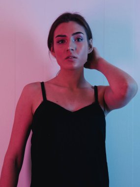 Sparkles ultraviyole ışık yüzünde güzel bir kadınla