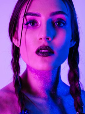 Sparkles ultraviyole ışık yüzünde güzel bir kadınla
