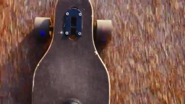 «Ana sayfa» mavi spor ayakkabı veya patenciler ayakkabılar adamın el atış longboard asfalt veya şehir rides görünümü