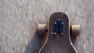 «Ana sayfa» mavi spor ayakkabı veya patenciler ayakkabılar adamın el atış longboard asfalt veya şehir rides görünümü