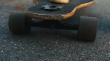 Güneş doğarken kaykay zencefil Kızıl saçlı kadın. Ayak kaykay üzerinde taşır başarının yaz Park