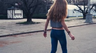 Güneş doğarken kaykay zencefil Kızıl saçlı kadın. Ayak kaykay üzerinde taşır başarının yaz Park