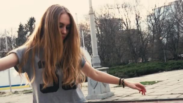 Güneş doğarken kaykay zencefil Kızıl saçlı kadın. Ayak kaykay üzerinde taşır başarının yaz Park — Stok video