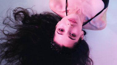 Genç kadın Spa banyo veya yüzme havuzunda yüzen çok rahat. Başak kavramı