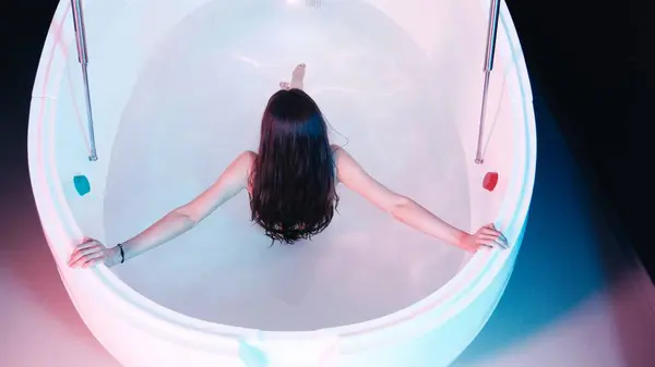Genç kadın Spa banyo veya yüzme havuzunda yüzen çok rahat. Başak kavramı
