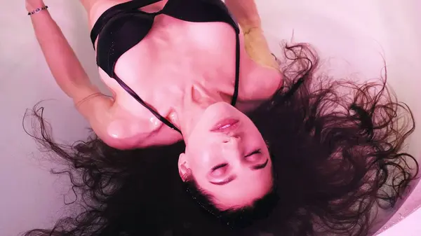 Genç kadın Spa banyo veya yüzme havuzunda yüzen çok rahat. Başak kavramı