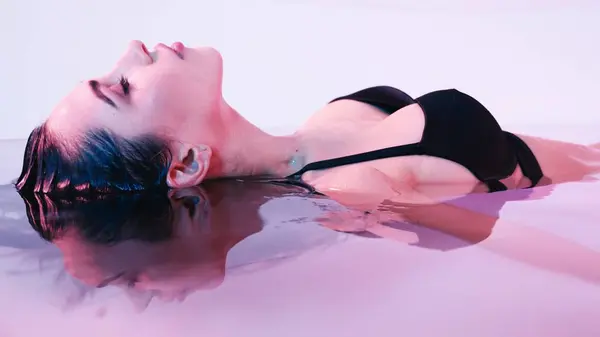 Genç kadın Spa banyo veya yüzme havuzunda yüzen çok rahat. Başak kavramı
