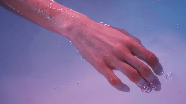 Spa banyo veya yüzme havuzunda yüzen genç kadının el, çok rahat. Başak kavramı