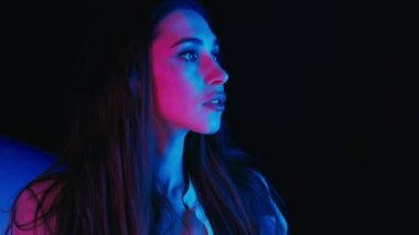 Yüksek moda sanat parlak pembe ışıkta arayan güzellik modeli kadın portresi. Gece hayat kavramı