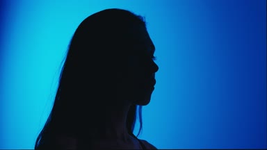 Yüksek moda sanat parlak pembe ışıkta arayan güzellik modeli kadın portresi. Bir şey açılış