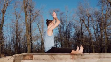 Genç Beyaz adam tarafından pratik yoga fitness egzersiz city adlı arka plan ile sakin Nehri yakınında sahilde rahatlatıcı