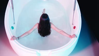 Genç kadın Spa banyo veya yüzme havuzunda yüzen çok rahat. Başak kavramı