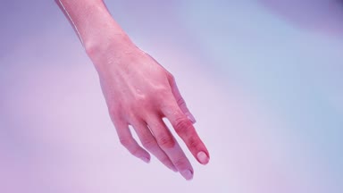 Spa banyo veya yüzme havuzunda yüzen genç kadının el, çok rahat. Başak kavramı