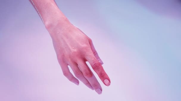 Young womans hand floating in Spa bath or swimming pool, she is very relaxed. Welness concept — Stock Video