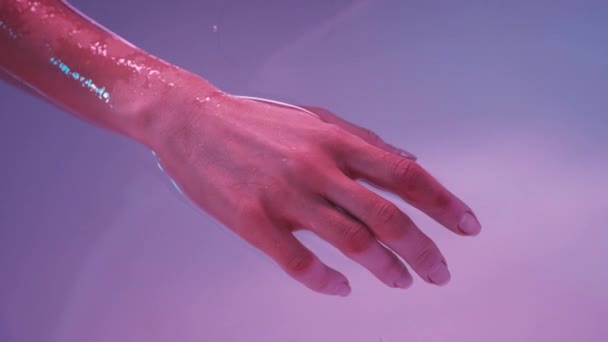 Young womans hand floating in Spa bath or swimming pool, she is very relaxed. Welness concept — Stock Video