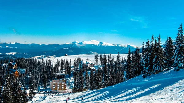 Visa från hög till ski resort — Stockfoto