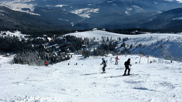 雪が多い斜面のスキーヤー — ストック写真