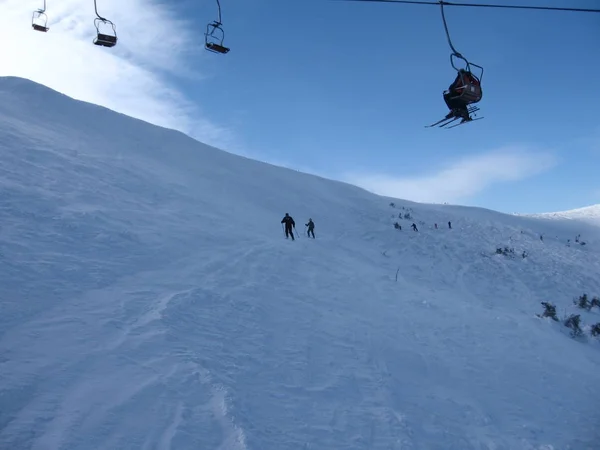 Skiërs dalen af van de berg — Stockfoto