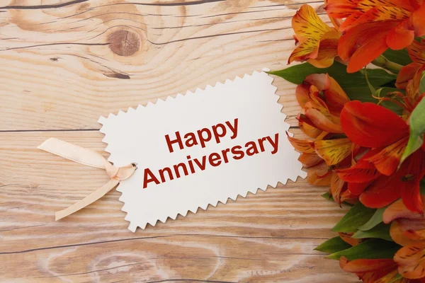 Happy Anniversary present Tag med blommor — Stockfoto