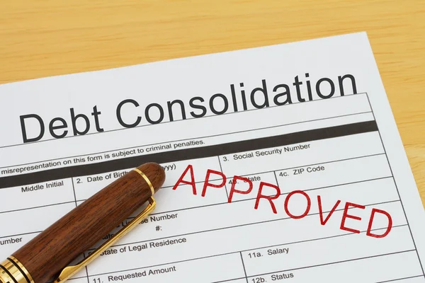 Утверждение заявления на получение кредита на консолидацию долга — стоковое фото
