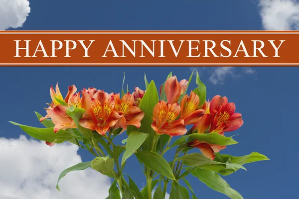 Happy Anniversary hälsningen med en orange och gula liljor bouqu — Stockfoto