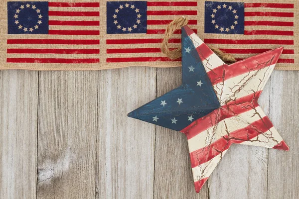Bandera patriótica de EE.UU. y fondo de madera envejecida — Foto de Stock
