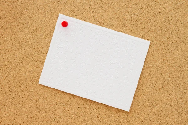 Tableau d'affichage avec une carte de vœux blanche vierge — Photo