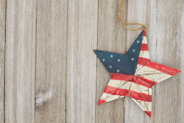 USA hazafias régi zászló egy csillag, és viharvert fa háttér — Stock Fotó