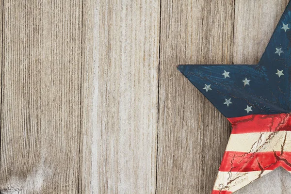 Ancien drapeau patriotique des États-Unis sur un fond en bois étoilé et altéré — Photo