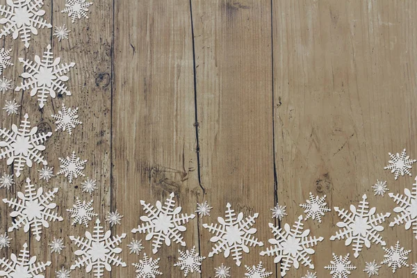 Fiocchi di neve bianchi con sfondo legno intemperie — Foto Stock