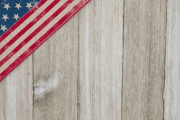 ΗΠΑ πατριωτικό παλιά σημαία σε ένα ξεπερασμένο ξύλο φόντο — Φωτογραφία Αρχείου
