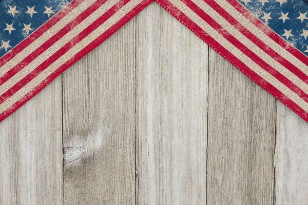 Ancien drapeau patriotique des États-Unis sur un fond de bois altéré — Photo